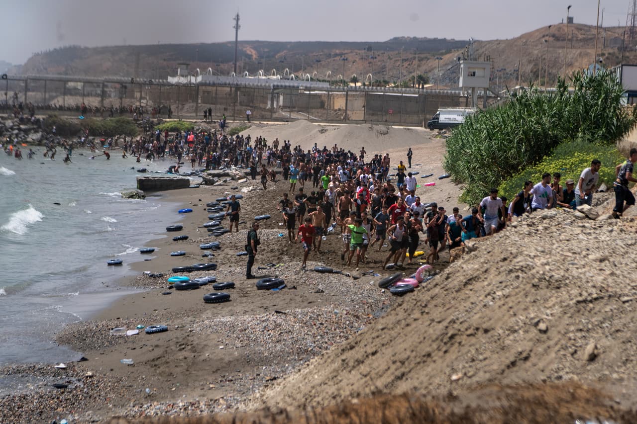 Todos esos hinchables y chanclas atestiguan la entrada masiva e irregular a Ceuta (España) a través de la playa del Tarajal. Una frontera de mar que delimita en pocos metros Marruecos y España. (AP Photo/Antonio Sempere)