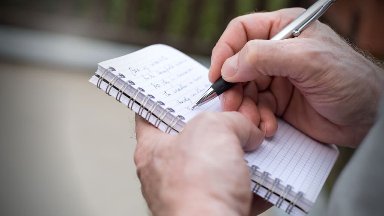 <b>💳 Consejo extra:</b> No olvides llevar un control de todos tus gastos. Llevar un registro de tus compras te permitirá evitar deudas extras o grandes y manejar mejor tus finanzas a lo largo de la temporada.
<br>Siguiendo estos simples consejos, podrás disfrutar de unas fiestas sin estrés económico, sin dejar de ser generoso con tus seres queridos. 
<i>¡Feliz ahorro navideño!</i>