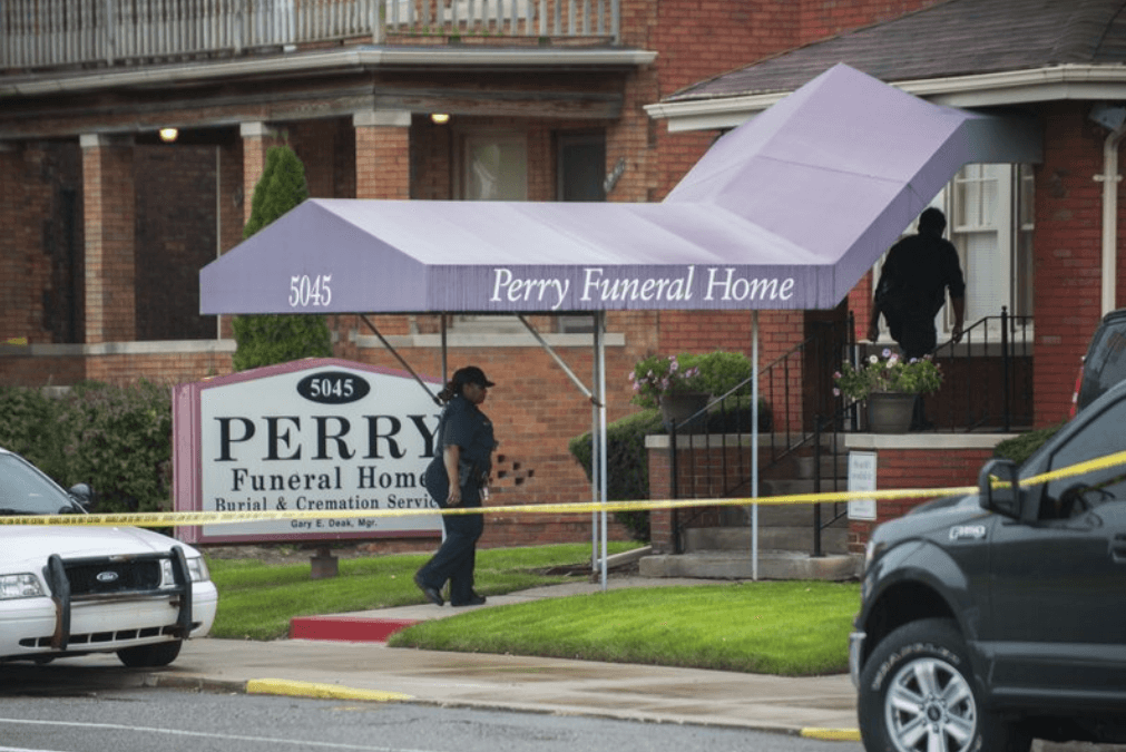 Esta foto del viernes 19 de octubre del 2018 muestra a policías de Detroit en la Funeraria Perry en Detroit.