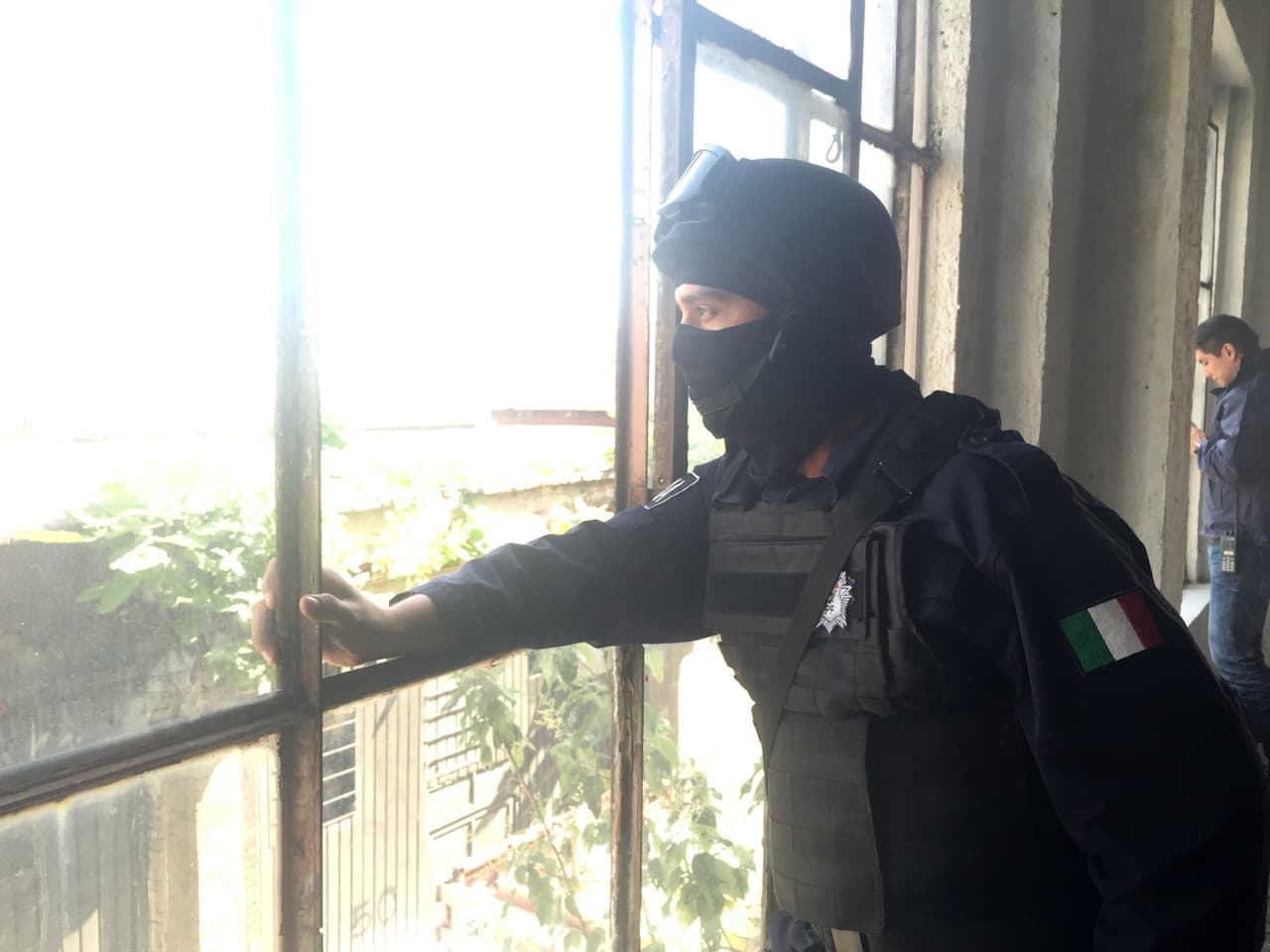 Los actores que interpretaron a los policías se alistaron para darle gran emoción al enfrentamiento.