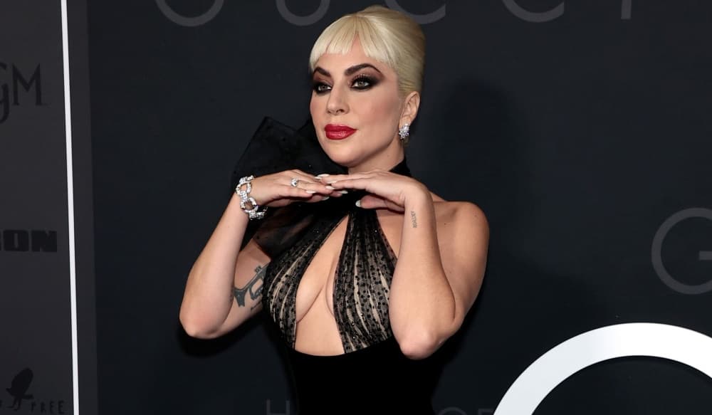 Pero a diferencia de su personaje, Lady Gaga puso manos a la obra para complir su sueño como cantante, ya que tenía una mayor confianza en sí misma.