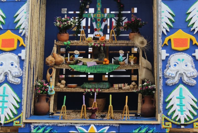 El 'Altar de Altares' incluye una sección dedicada al estado de Yucatán en honor a la celebración conocida en ese territorio como Hanal Pixán, que en maya significa comida de las ánimas, en la que se tiende a colocar fruta de temporada y preparar platillos típicos.
<br>