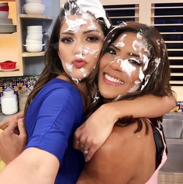 Ana es cero envidiosa, ella lo comparte todo con sus amigas... Incluso, ¡los pastelazos!