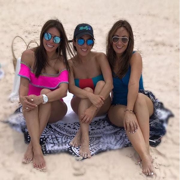 Pero no se fue sola ni con su familia, viajó con varias de sus famosas amigas, entre ellas se encuentran Maity Interiano y Karla Monroig.