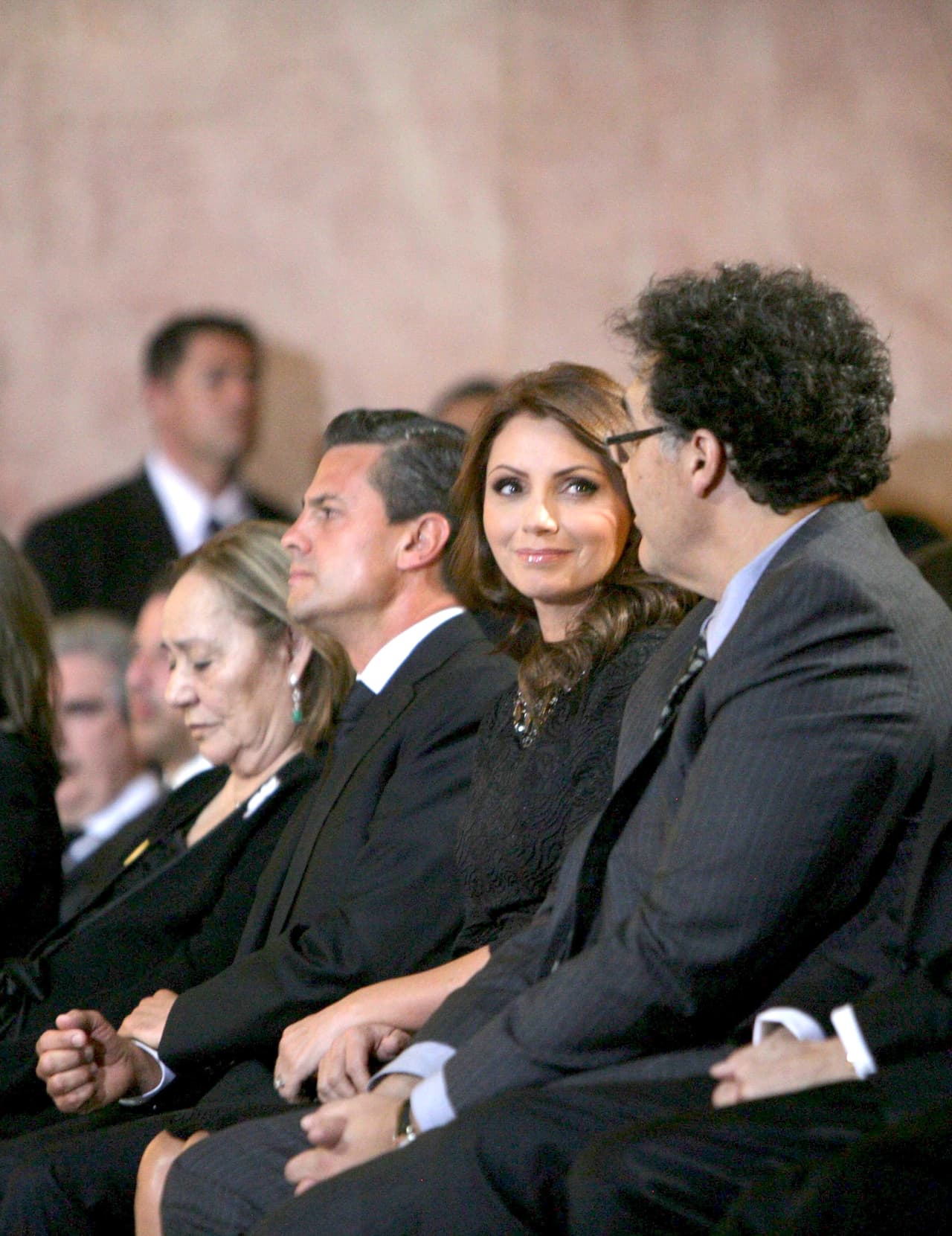 "Pero yo conozco a Angélica muy de cerca, 
<b><a href="https://www.univision.com/shows/despierta-america/angelica-rivera-consolo-a-cynthia-klitbo-video" target="_blank">yo estuve ahí</a></b>", aseguró, "yo sí vi lo que hizo". 
<br>