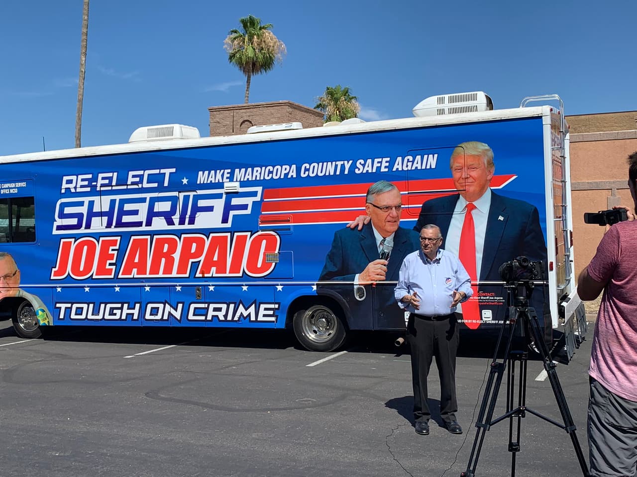 En un bus con su foto y la de Trump, Joe Arpaio arranca su campaña para volver a ser sheriff de Maricopa