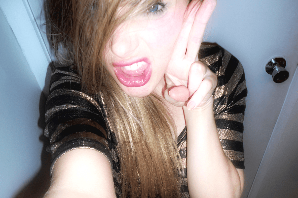 Cuida mucho la iluminación y encuadre; no quieres desastres así.