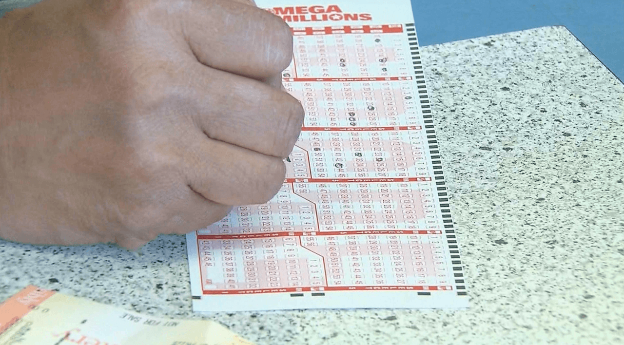 ¿Ganarse la lotería puede ayudar a resolver el estatus migratorio en Estados Unidos? "Tiene que hacer una inversión que califique para el tipo de visa", explica la abogada de inmigración. Son varios los aspectos que debes tomar en cuenta para ajustar tu estatus si ganas la lotería. La experta explica los más importantes.