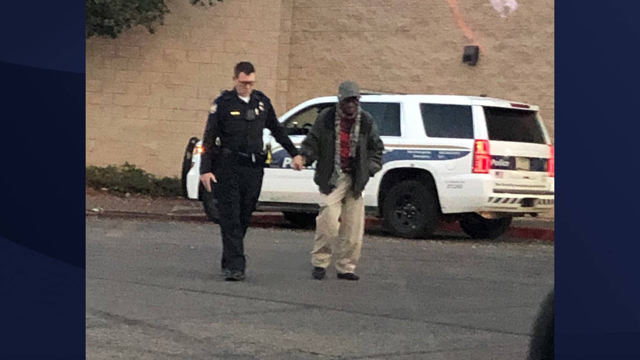 Foto de un oficial de Phoenix ayudando a un señor mayor que necesitaba ayuda para caminar conmueve redes sociales