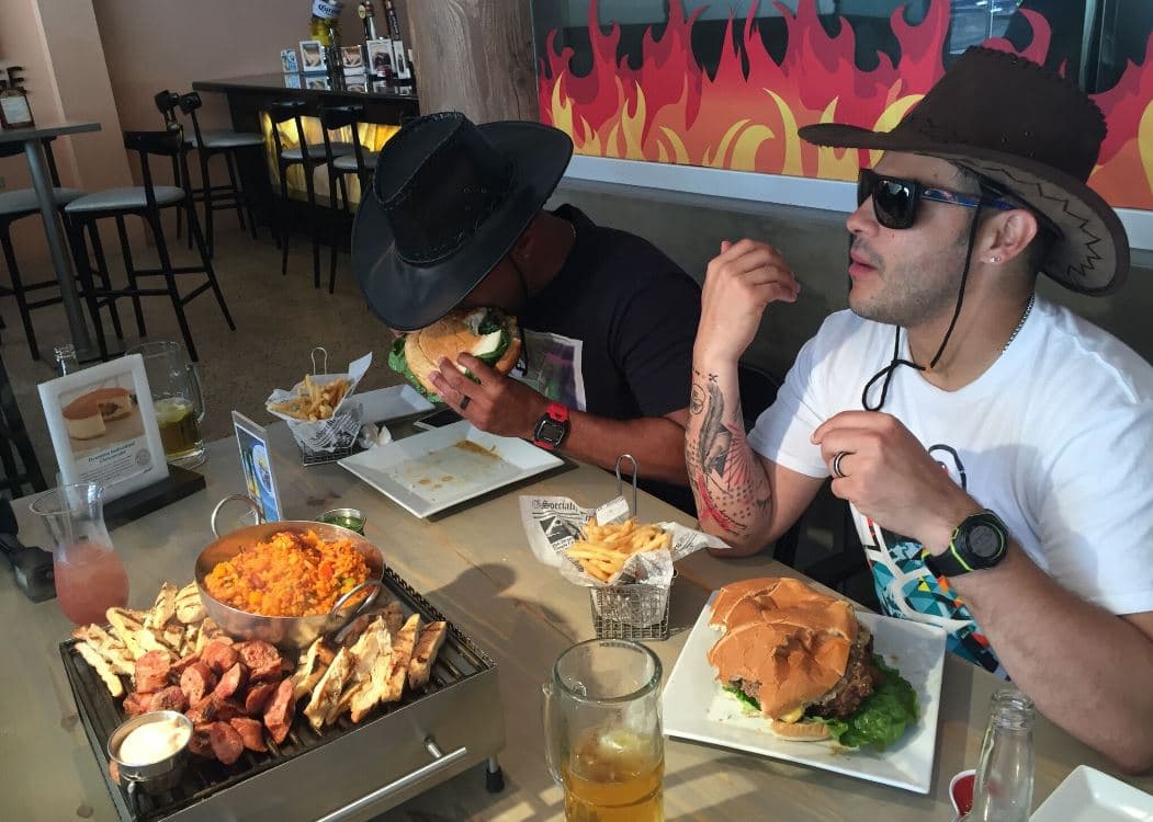 Y para bajar un poco la adrenalina, se fueron a alimentar la panza...¡con hamburguesas así de grandes!