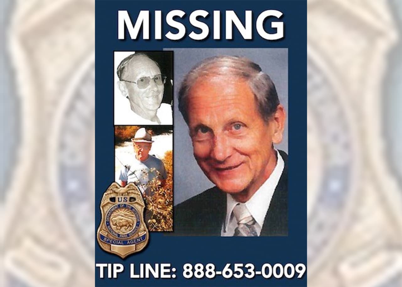 <b><a href="https://www.nps.gov/orgs/1563/cold-cases.htm" target="_blank">Walter H. Reinhard</a> desapareció el 30 de septiembre de 2002, cuando tenía 66 años.</b>
<br>Mide unos 5'08" de altura, pesa 145 libras, y posiblemente usaba un sombrero de fieltro gris y botas de cuerto al momento de su desaparición.
<br>
<br>
<b>Lo que se sabe:</b> El vehículo de Reinhard fue encontrado en White Wolf Trailhead el 30 de septiembre, sin embargo, sin pistas de su paradero. Se presume que el 19 de septiembre de 2002 inició una caminata y se extravió en el parque.