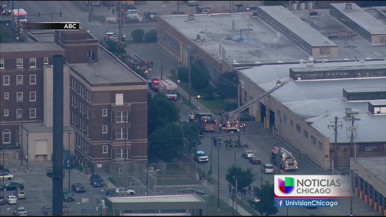 Un empleado y dos bomberos resultan heridos en un incendio en La Villita