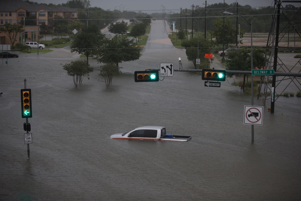 Una calle del sureste de Houston completamente inundada.