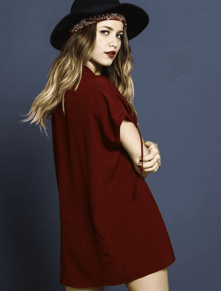 Sombrerito cute y a la moda con una banda en la cabeza para dar su toque a este atuendo hipster.