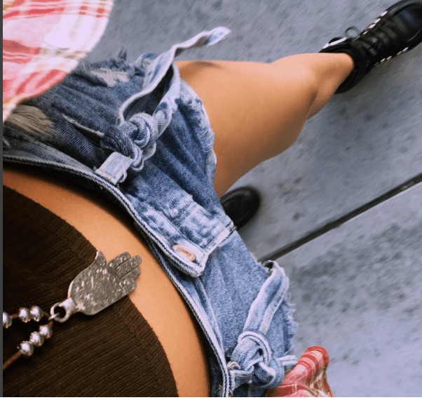 Accesorios largos y tenis largos, aunque eso sí, shorts súper cortos para mostrar la pierna.