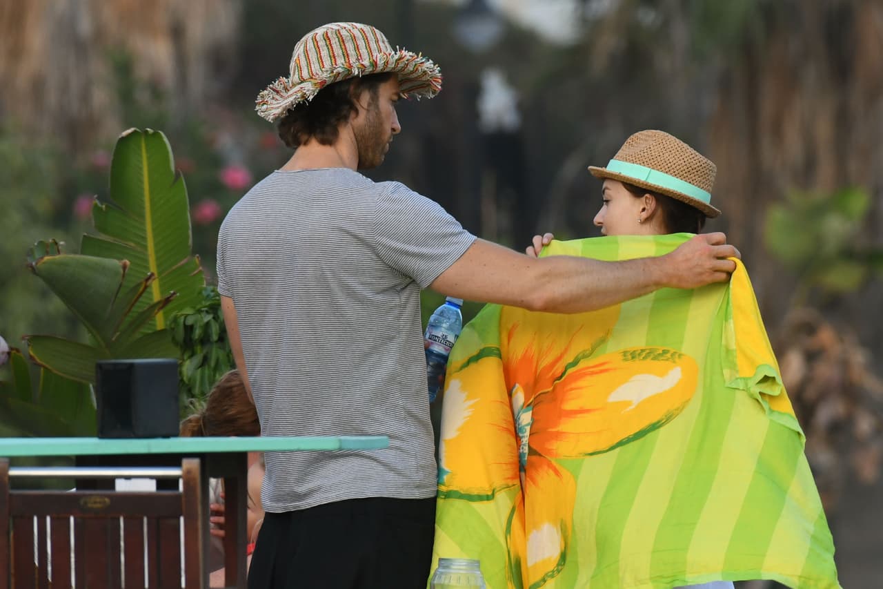 Sebastián no dejó que su novia tuviera frío, por eso la secaba con la toalla.