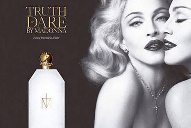 ¿Quieren saber a qué huele Madonna? Madreselva, flor del duraznero y neroli; las notas del corazón son orquídea de vainilla, cacao y lirio de los valles, con una combinación d cedro de Texas, benjuí, sándalo australiano y madera de oud.