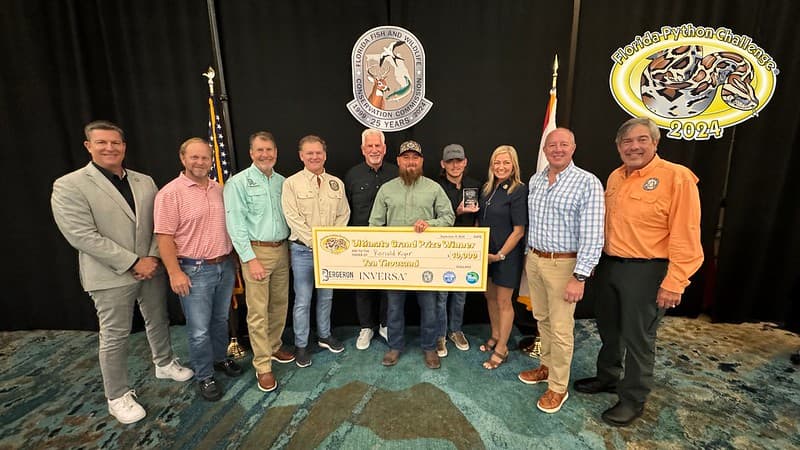 El cazador Ronald Kiger posa con el cheque de $10,000 que recibió como ganador del 
<i>Florida Python Challenge 2024</i>. En la competencia participaron 857 personas, de 33 estados distintos y también de Canadá.