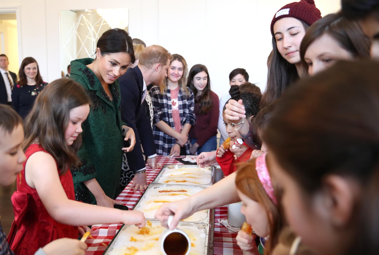 Dentro de las actividades en la agenda, los duques de Sussex
<b>elaboraron caramelos de maple </b>con varios niños y adolescentes.