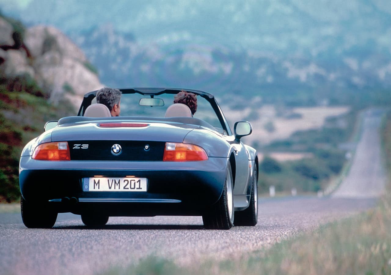 El 
<b>BMW Z3 </b>debutó a finales de 1995 como modelo 1996, Cuenta con un motor de 6 cilindros en linea de 2.5 litros capaz de desarrollar 170 caballos de fuerza. El mundo vió por primera vez al roadster de BMW en noviembre de 1995 en el film 
<i>GoldenEye</i> donde también debutó Pierce Brosnan en el papel del del agente 007.