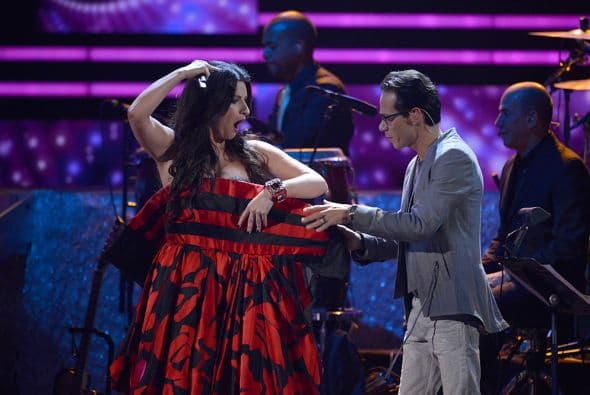 Marc Anthony llegó y le qutió el vestido.