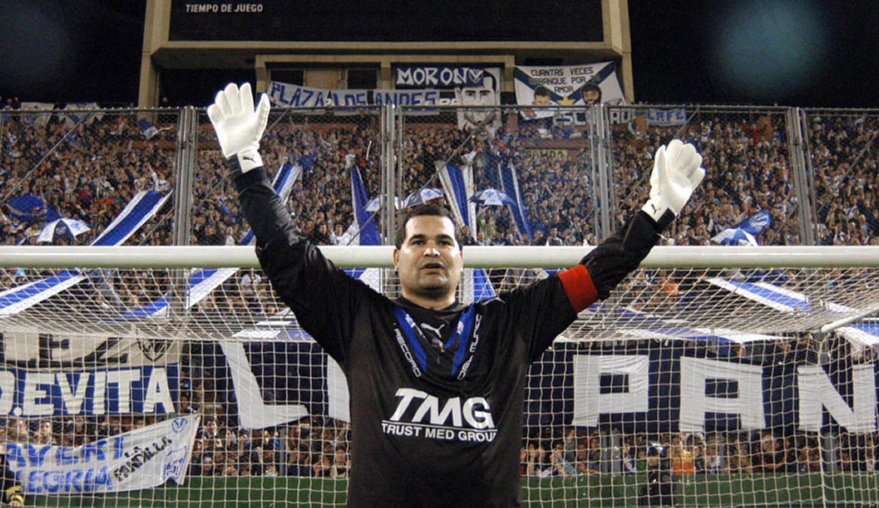 El paraguayo José Luis Chilavert siempre fue poléimco en su carrera como jugador. El arquero escupió a un periodista en la cara durante una entrevista en vivo.