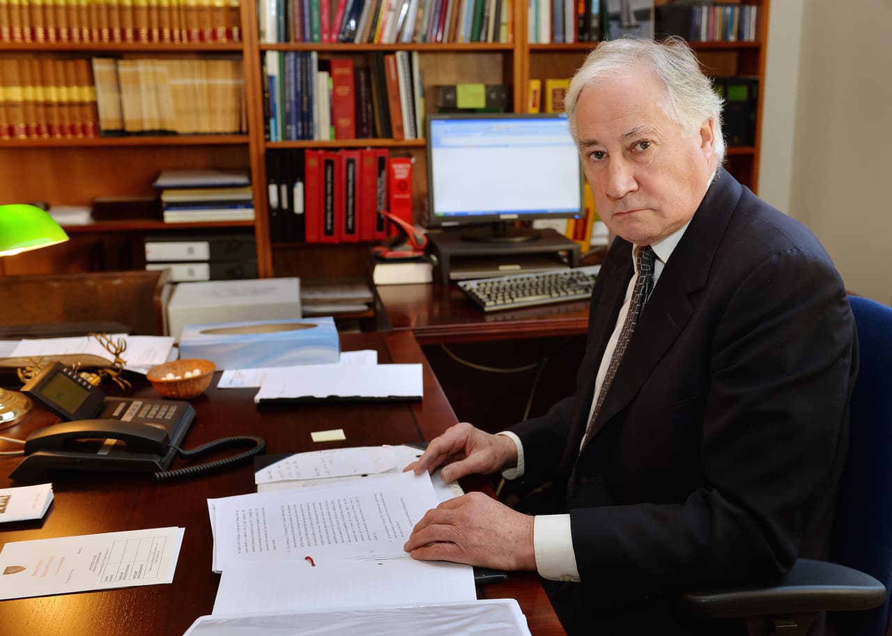 El juez Robert Owen condujo la investigación judicial