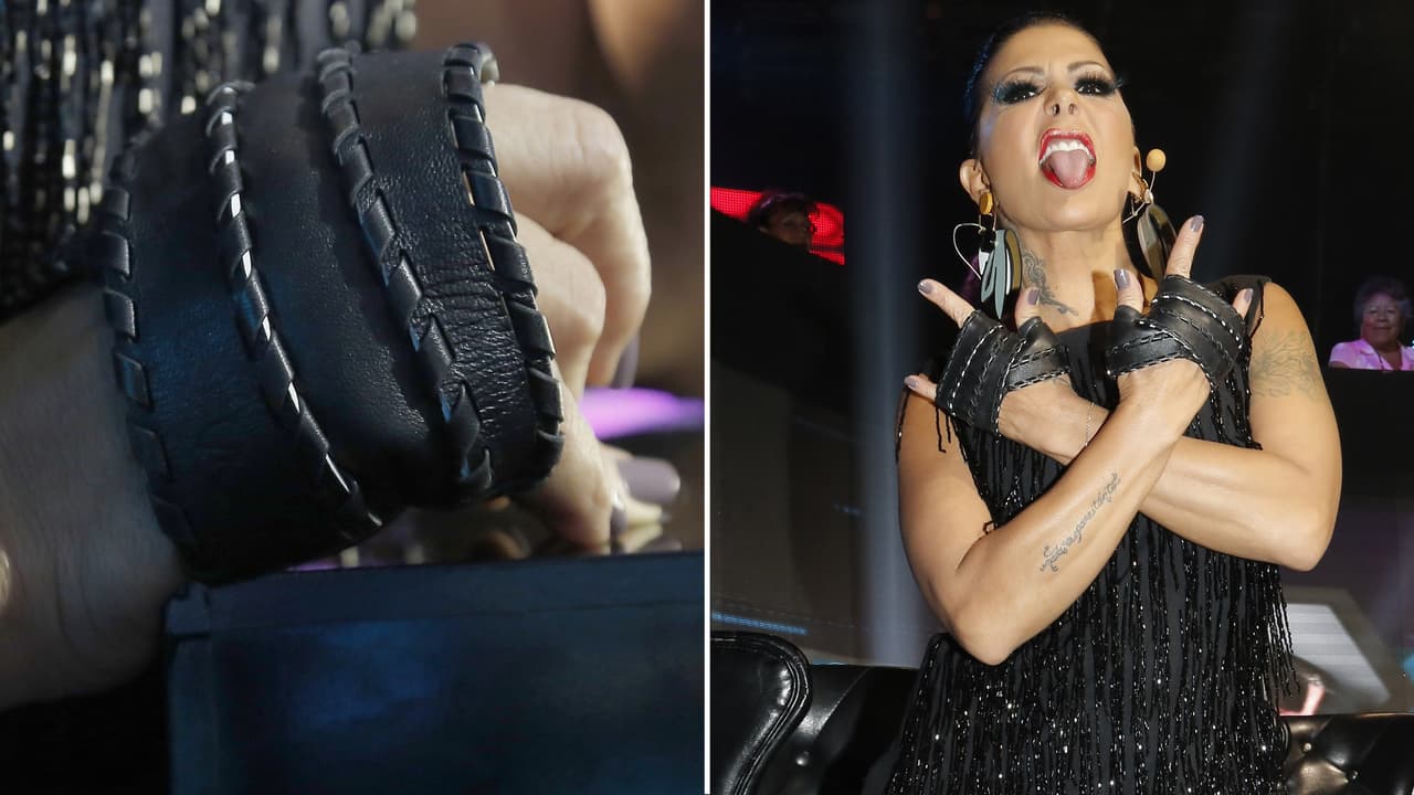 En esta ocasión, Alejandra combinó su vestido negro con unos guantes de cuero.