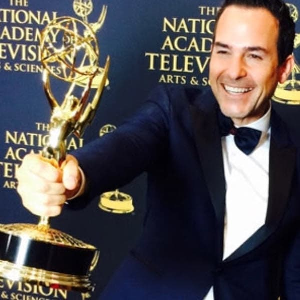 A sus 45 años es muy bien parecido, divertido y exitoso.