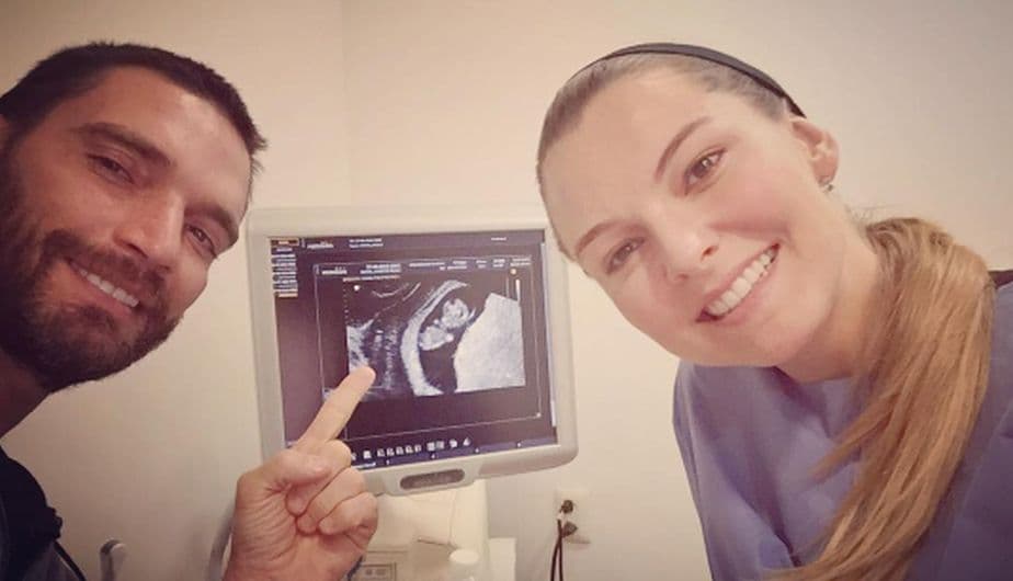 Cuatro meses después, en agosto, se haría público que los actores estaban esperando un bebé, el primero de Marjorie y el tercer hijo de Julián Gil. 
<br>