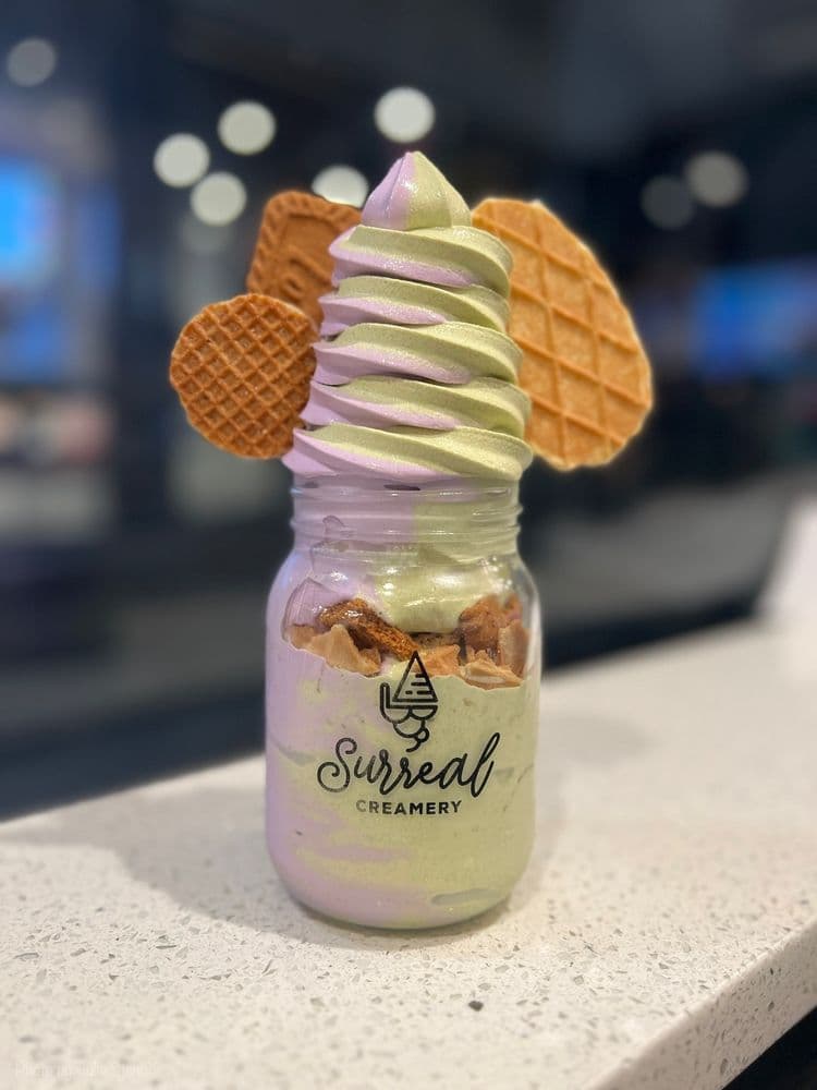 <b>Surreal Creamery </b>
<br>Dirección: 1016 Race St
<b>, </b>Unit 2
<b>, </b>Philadelphia
<br>Teléfono: (215) 398-5976
<br>Sitio web: 
<a href="https://www.surrealcreamery.com/">https://www.surrealcreamery.com/</a> 
<br>
<a href="https://www.yelp.com/map/surreal-creamery-philadelphia-2"><b>Cómo llegar</b></a>
<br>
<br>Una usuaria de Yelp dijo: “Este lugar es muy delicioso. El servicio fue excelente, entré y salí. Respondieron todas mis preguntas y me dieron sugerencias sobre qué pedir. Terminamos pidiendo helado de taro con té Brown Sugar Bubble, es altamente recomendado. Definitivamente regresaré”.