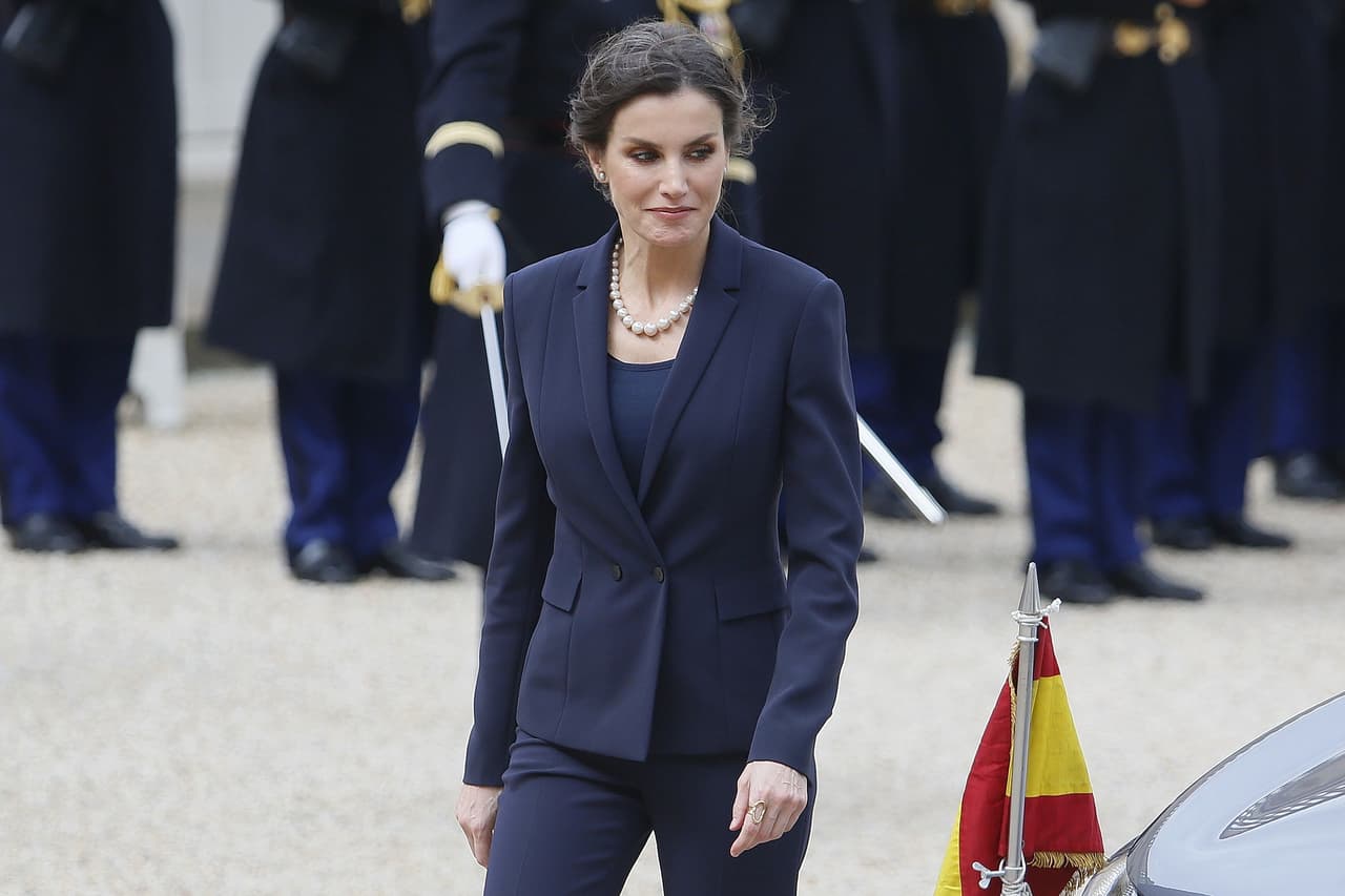 Un beso en la mejilla tiene en incertidumbre a toda la corona española. Medios españoles y británicos confirmaron este jueves 12 de marzo que la reina Letizia ha sido sometida a una prueba médica para saber si está infectada del 
<b><a href="https://www.univision.com/shows/despierta-america/por-que-se-llama-coronavirus-la-enfermedad-que-tiene-en-jaque-al-mundo-entero-video" target="_blank">Covid-19 o coronavirus</a></b>, como se le conoce. 
<br>