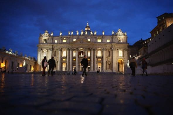 Al menos 70 niños de una escuela de Milán acudieron a la zona de la Basílica de San Pedro, cuya cúpula permaneció anoche iluminada.