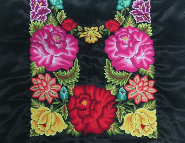 Amante de la danza folclórica, de los trajes regionales y su significado, cuando se tituló decidió realizar una investigación sobre los diseños textiles para crear una pequeña tienda apoyada por un grupo de artesanas, “el diseño de la prenda corre por mi cuenta, los bordados, los patrones y todas las técnicas son de las artesanas”.