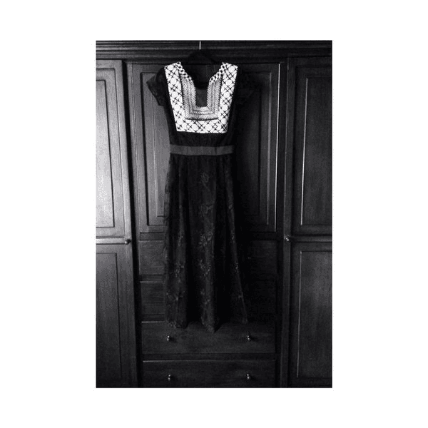 Así que saber diferenciar los bordados, las técnicas y los materiales de los textiles oaxaqueños fue un aprendizaje que Silvia Suárez adquirió con el paso de los años. Aunque estudió diseño gráfico en Barcelona, se dio cuenta que en la industria de la moda existían diseños africanos, orientales o hindús, así que pensó que sería buena idea impulsar todo el colorido de la vestimenta oaxaqueña.