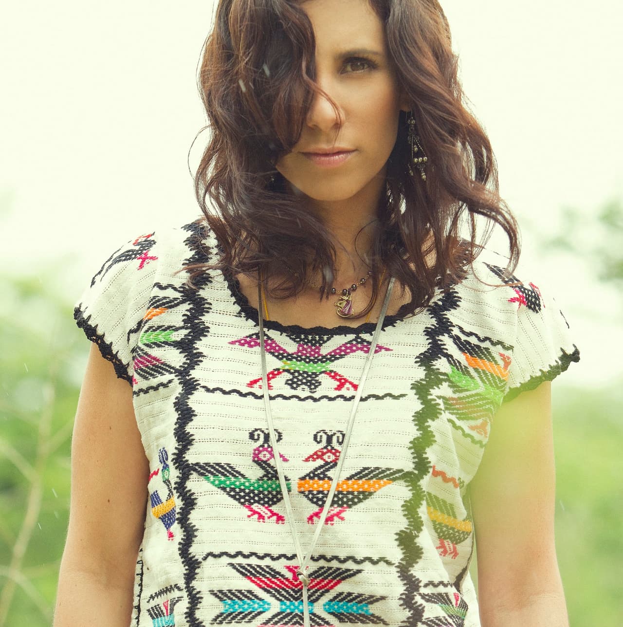 Aunque admite que Europa y Estados Unidos son mercados completamente diferentes, asegura que en ambos casos lo que la gente valora es la historia que hay detrás de cada prenda, “sin duda, ellos han contribuido para revalorizar en trabajo hecho a mano. Les gusta saber lo que hay detrás de un textil. Saben que son muchas horas de dedicación”, enfatiza.