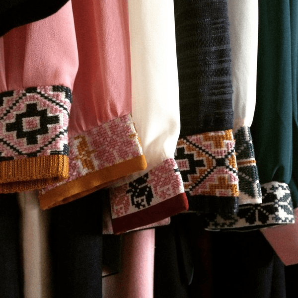 De lo tradicional a lo fashion La indumentaria oaxaqueña no siempre ha sido vista como un parámetro por seguir dentro de la industria de la moda. Se comenzó a reconocer y honrar el gran compromiso y calidad que los tejedores, bordadores y artesanos ponían en cada uno de sus trabajos recientemente.