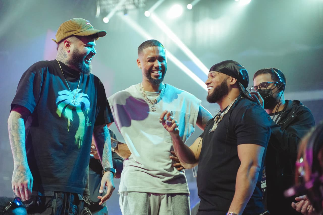 Muy animados así vimos a Farruko, DJ Adoni y El Alfa en el primer día de ensayos. Ellos tendrán el estreno mundial del tema 'La Opinión Es Tuya'.