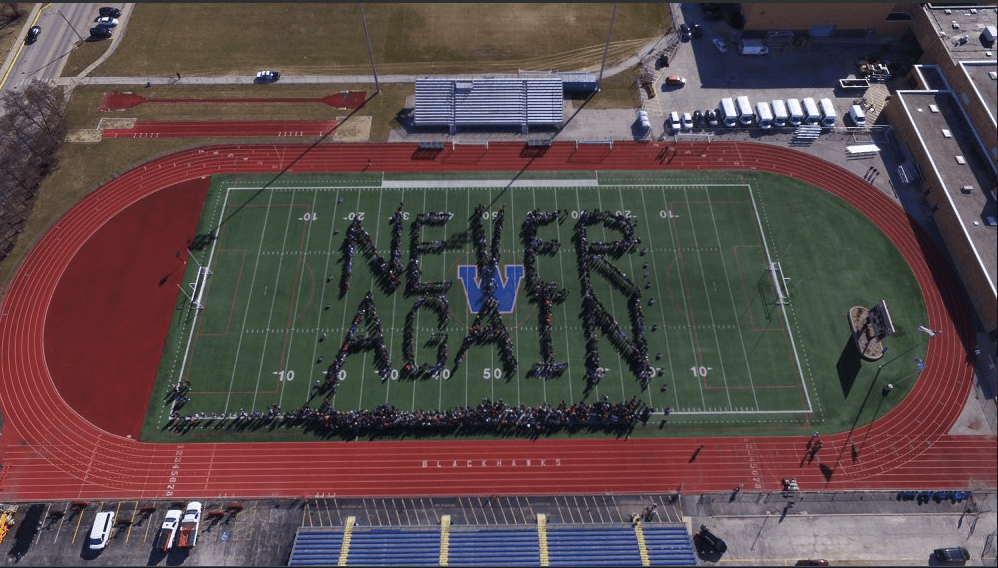 Estudiantes de Aurora demuestran un liderazgo ejemplar en marcha contra las armas