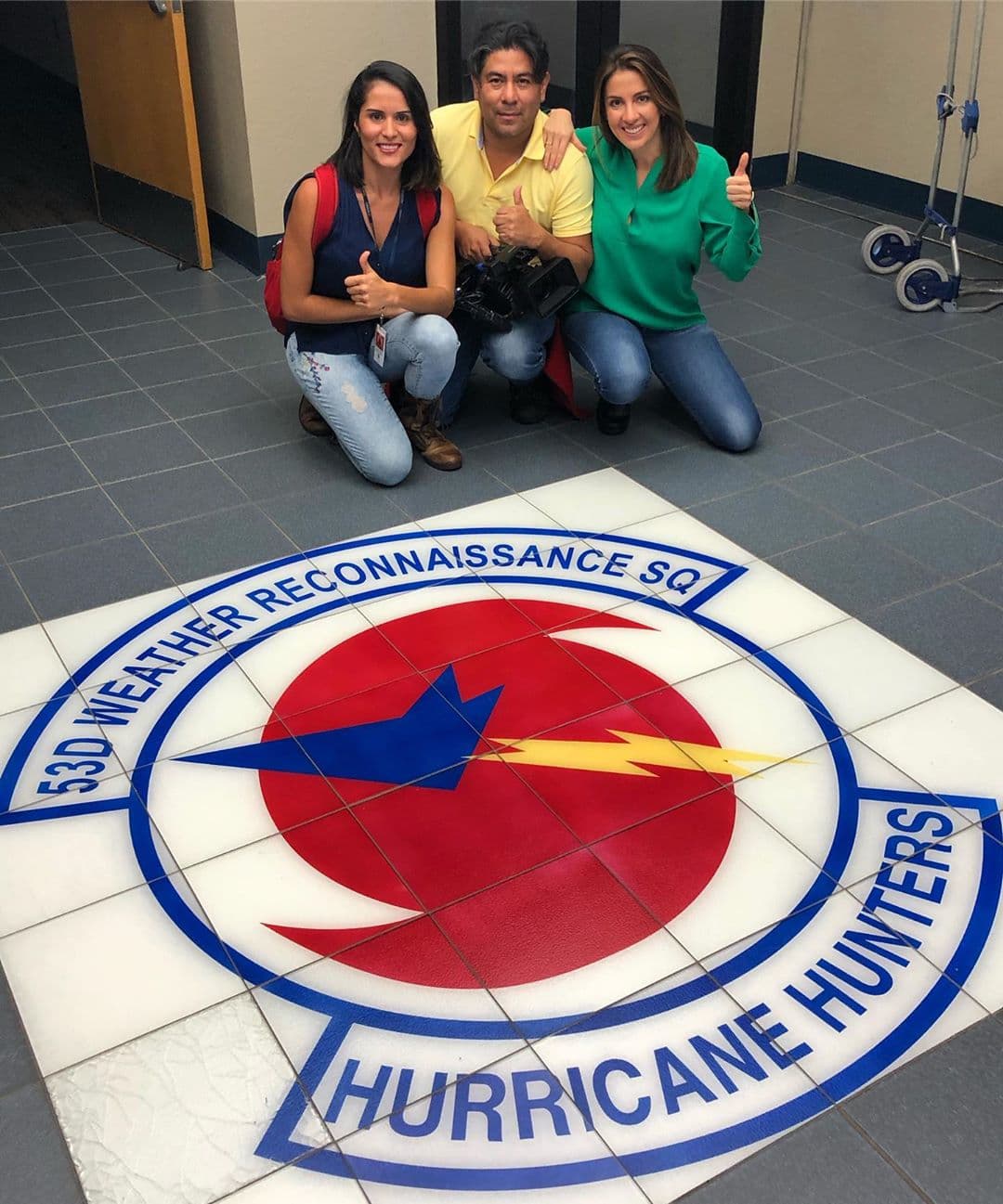 El equipo de periodistas de Univision llegó a tiempo para documentar el proceso que realizan los especialistas para analizar la fuerza y trayectoria de los huracanes. "Ya en la base aérea de Keesler, Mississippi, desde donde a las 3:00 pm ET saldremos abordo del cazahuracanes", redactó la conductora hondureña en su cuenta de Instagram.