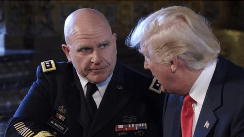 La Casa Blanca está consolidando su equipo de Seguridad Nacional tras un inicio complicado. En la imagen, Donald Trump (d) y el general H.R. McMaster.