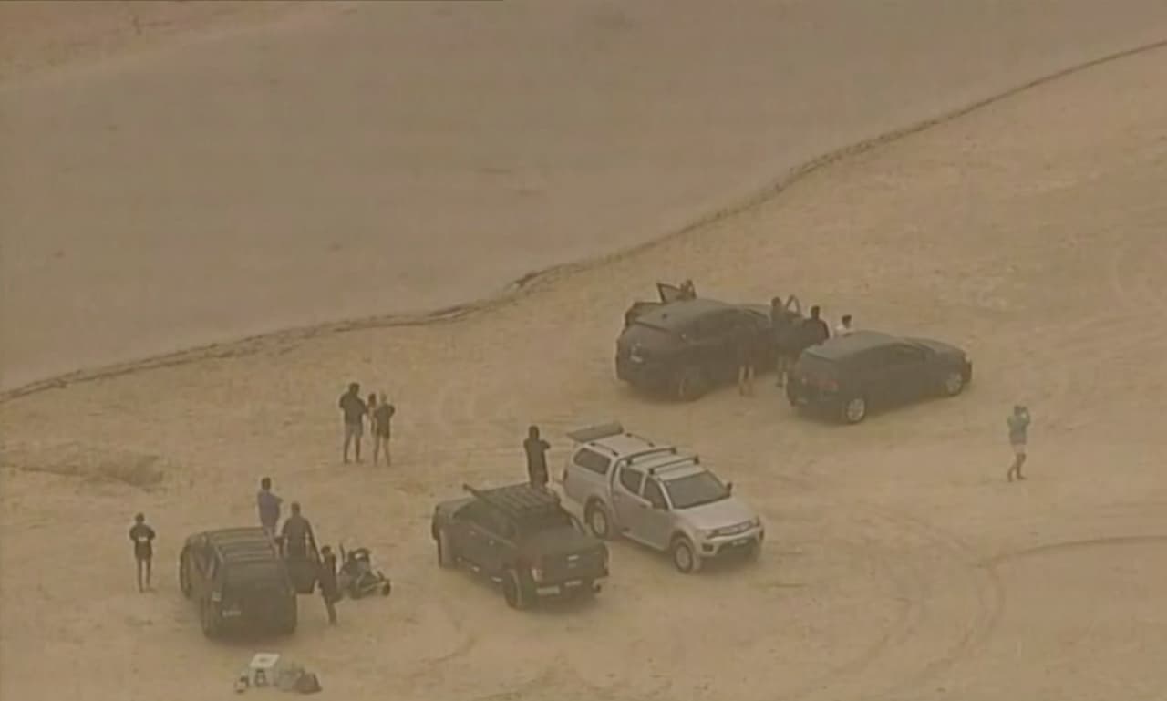 Las informaciones de varias zonas turísticas dan cuenta de miles de turistas y lugareños que pasaron la Nochevieja a orillas del mar, acorralados por las llamas, sobre todo en clubes de surf. Los incendios causaron cortes de electricidad, de teléfono y de internet.
<br>