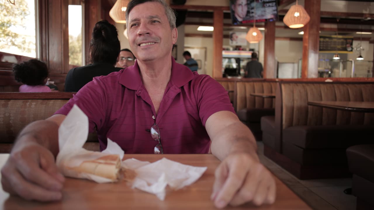 El boricua Eddie Santiago desayuna en Melao Bakery.