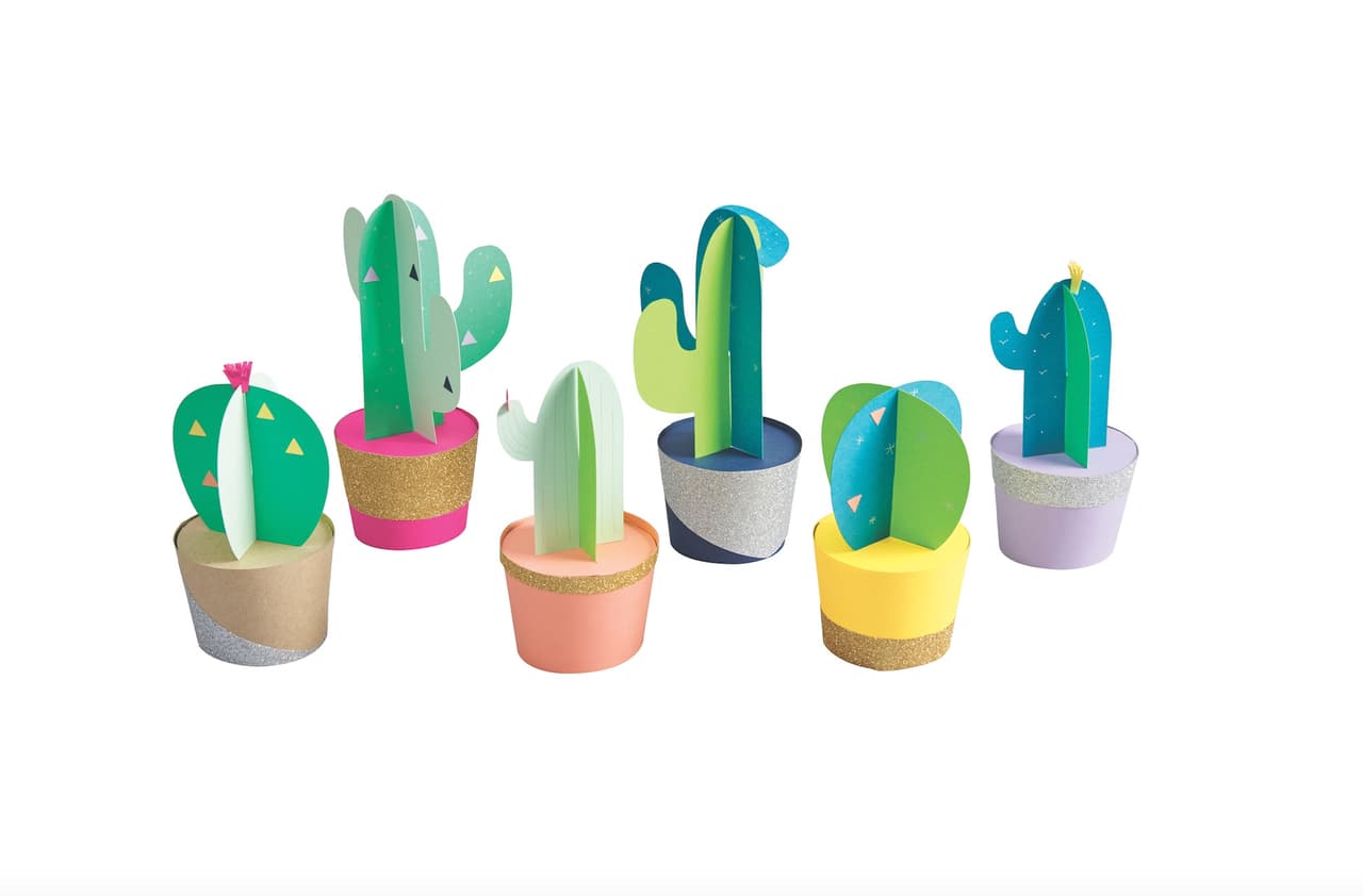 <b>Cactus de papel:</b> si como a nosotros, te obsesiona decorar cuando la ocasión lo amerita, este kit de cactus son el tipo detalles que no pueden faltar en el centro de la mesa de una noche mexicana. Se trata de seis cactus de papel en sus respectivas macetas, listos para ser ensamblados.|De venta: 
<b><a href="http://www.papersource.com">Paper Source, </a></b>$16.95 dólares. 
<br>