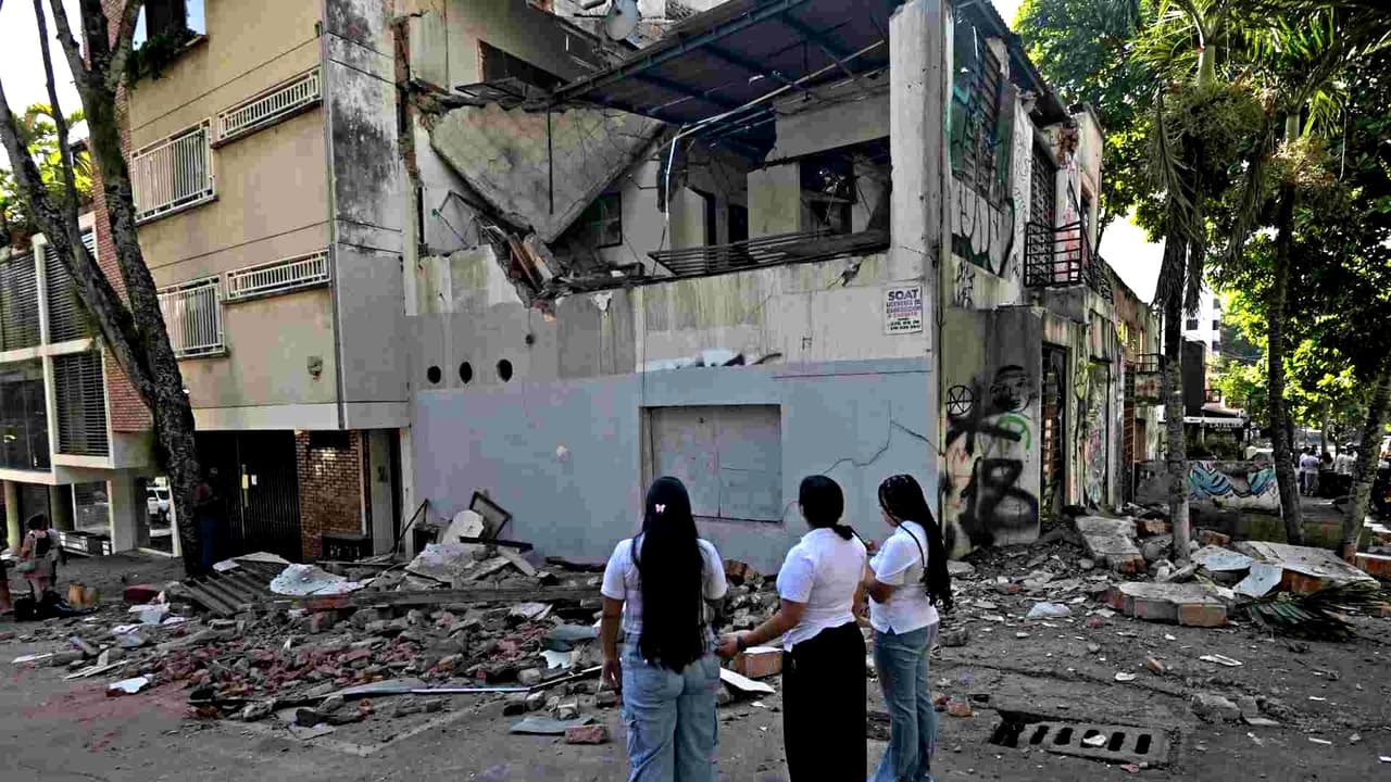 Al menos 47 muertos y edificios colapsados tras sismo de magnitud 7.4 en Colombia