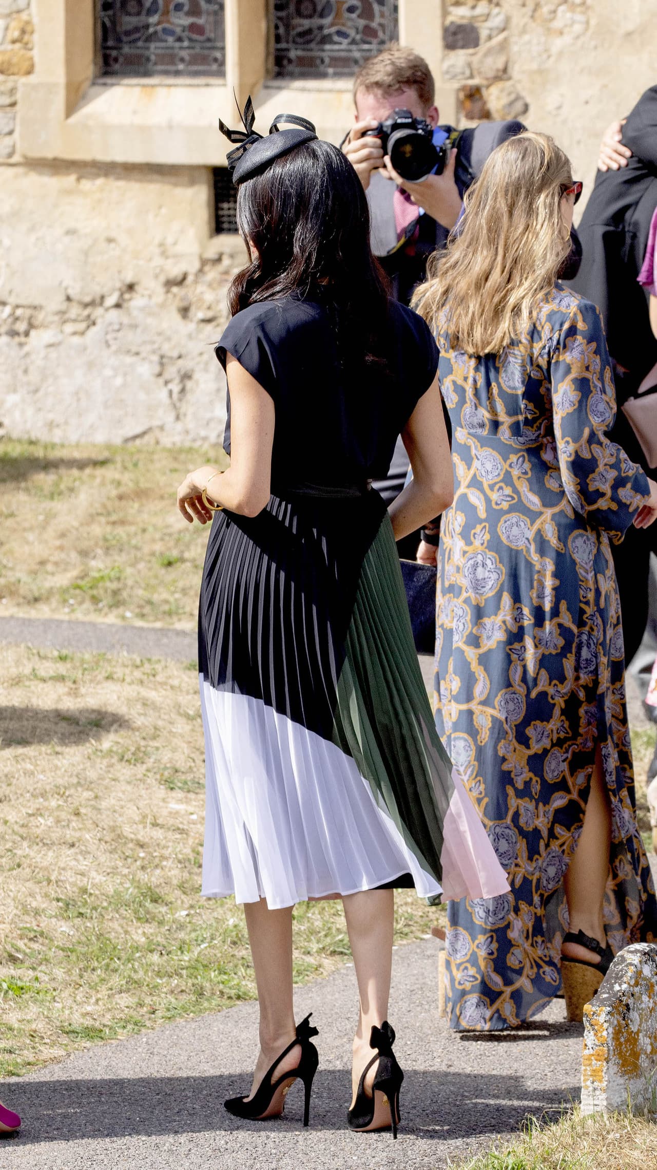 La cumpleañera lució un vestido azul marino de la firma 
<b>Club Mónaco</b>, con una falda en pliegues y con estapado asimétrico. El atuendo tiene un costo aproximado de 
<b><a href="http://www.clubmonaco.com/product/index.jsp?productId=152277296" target="_blank">328 dólares</a></b> y ya está agotado.