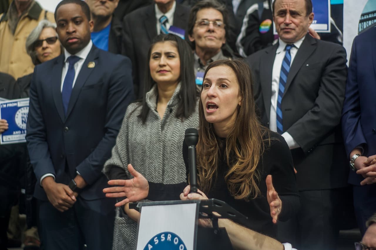 <i>"Saquen a Chris Wallace en el medio tiempo".</i>
<br>
<br>
<b>Alessandra Biaggi, senadora estatal por el Bronx y Westchester</b>, sobre la ineficacia del moderador del debate