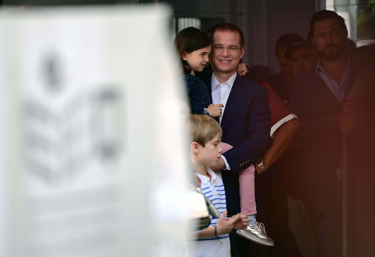 "La votación ha estado muy nutrida, mucha gente ha salido a votar en toda la República Mexicana", agregó.