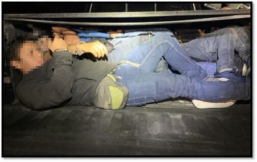 Dos migrantes viajaban en un ataúd y el chofer de la falsa carroza se declaró culpable de tráfico humano