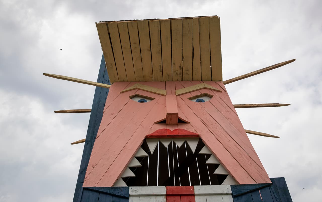 Una estatua de madera similar a Donald Trump se alza cerca de Kramnik, Eslovenia, este viernes 30 de agosto de 2019.